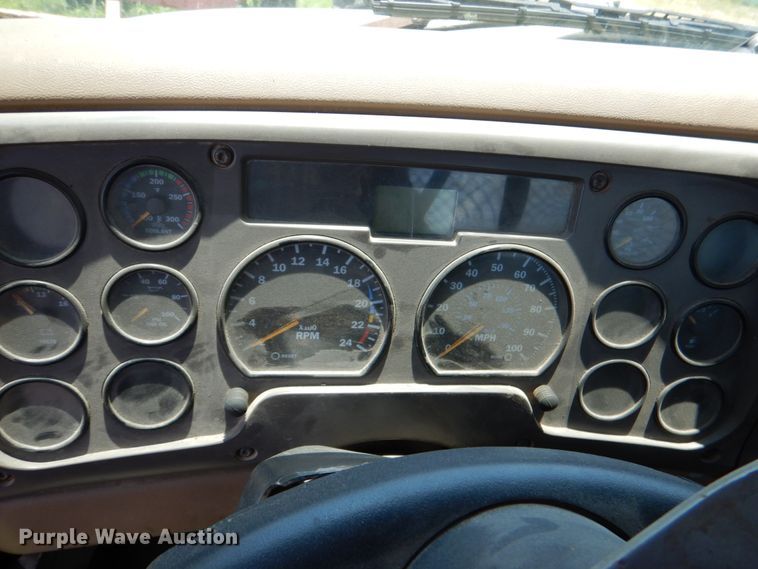 image for item DM3876 2005 Mack CV  semi truck