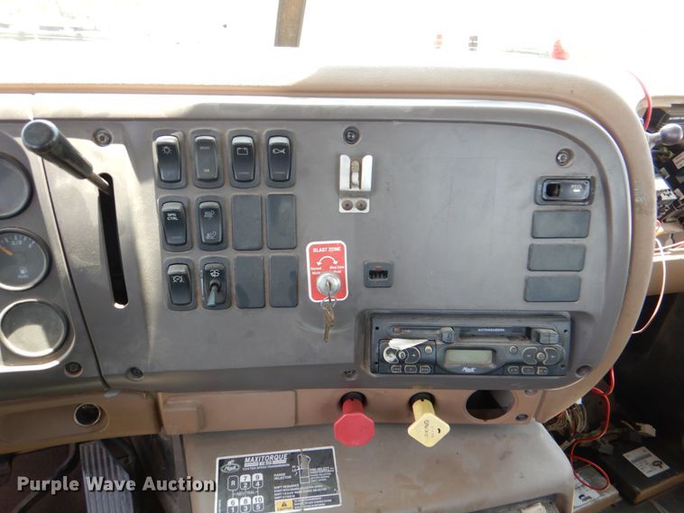 image for item DM3876 2005 Mack CV  semi truck