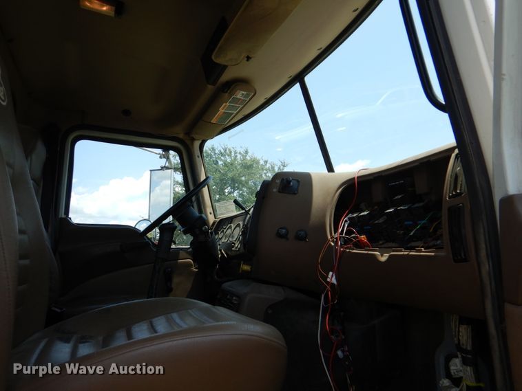 image for item DM3876 2005 Mack CV  semi truck