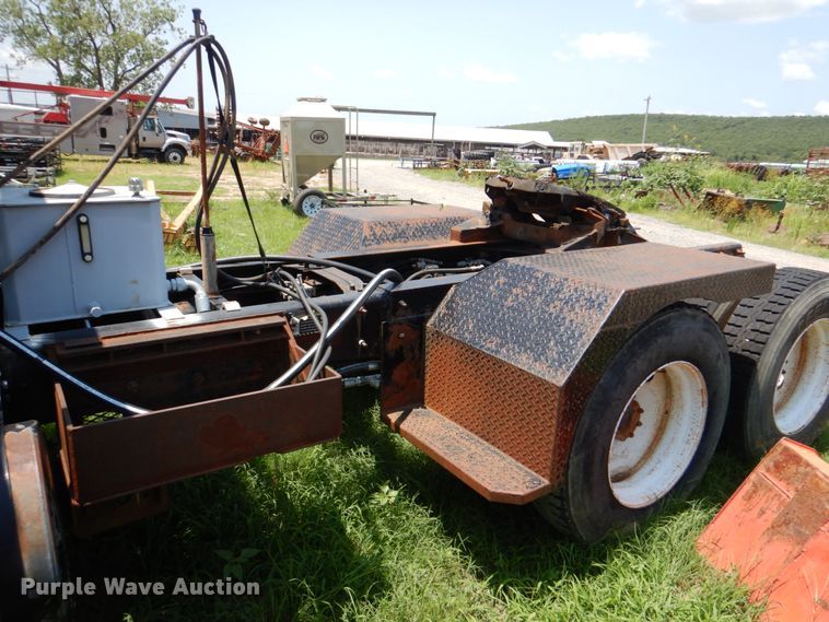 image for item DM3876 2005 Mack CV  semi truck