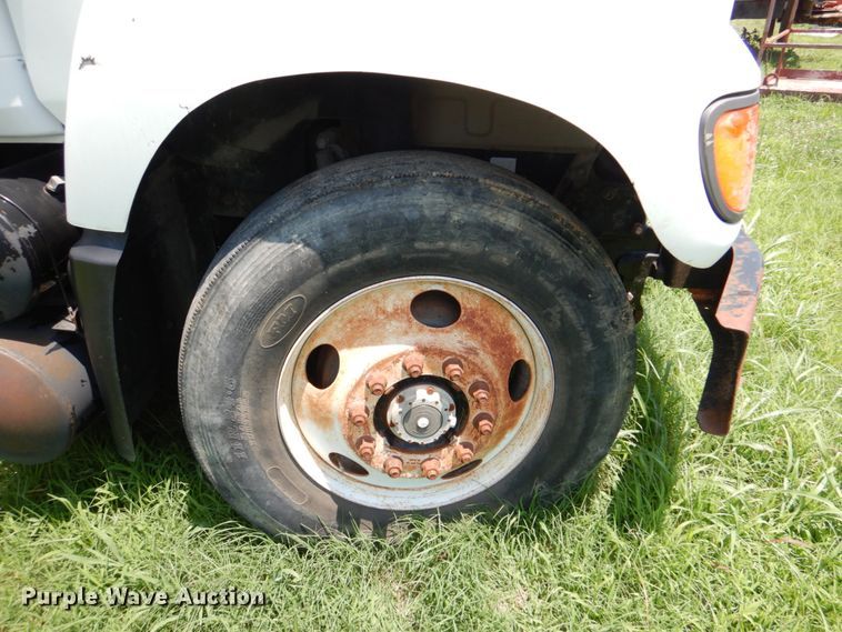 image for item DM3876 2005 Mack CV  semi truck