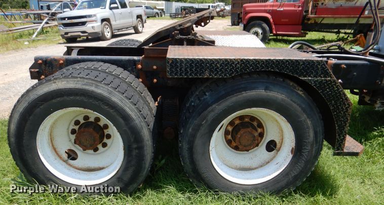 image for item DM3876 2005 Mack CV  semi truck