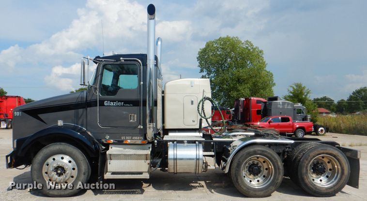 image for item DM3959 1999 Kenworth T800  semi truck