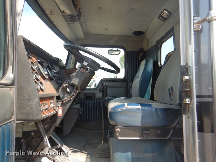 image for item DM3959 1999 Kenworth T800  semi truck