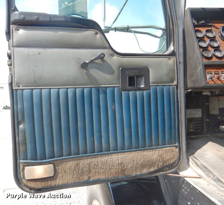 image for item DM3959 1999 Kenworth T800  semi truck