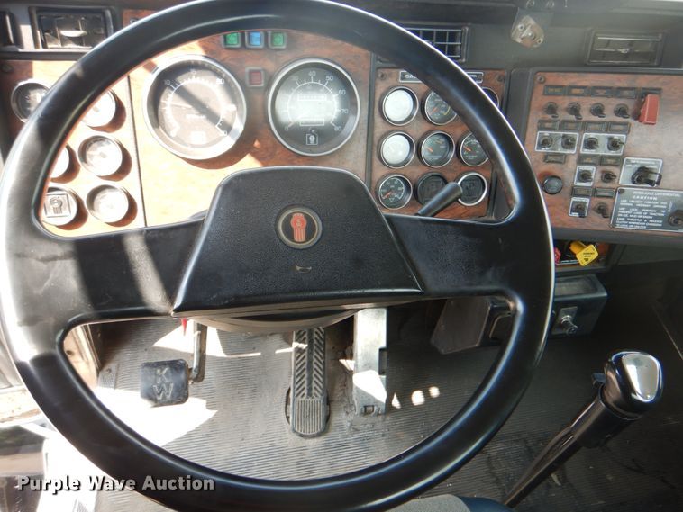 image for item DM3959 1999 Kenworth T800  semi truck