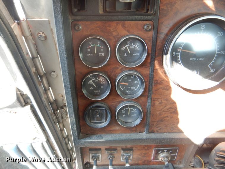 image for item DM3959 1999 Kenworth T800  semi truck