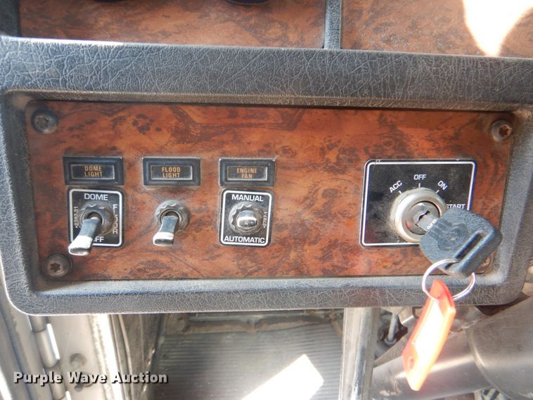 image for item DM3959 1999 Kenworth T800  semi truck