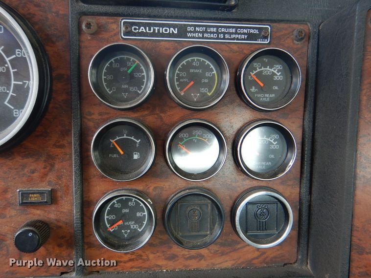 image for item DM3959 1999 Kenworth T800  semi truck