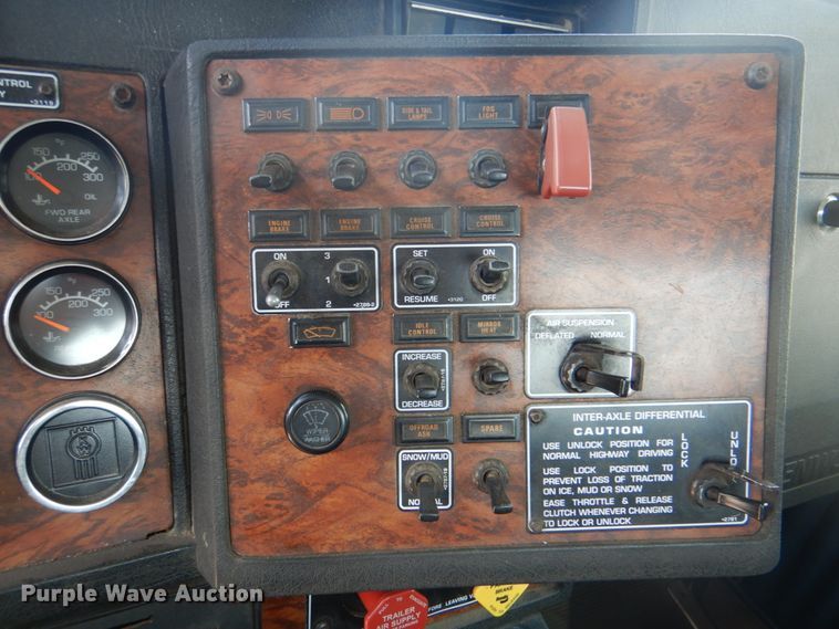 image for item DM3959 1999 Kenworth T800  semi truck