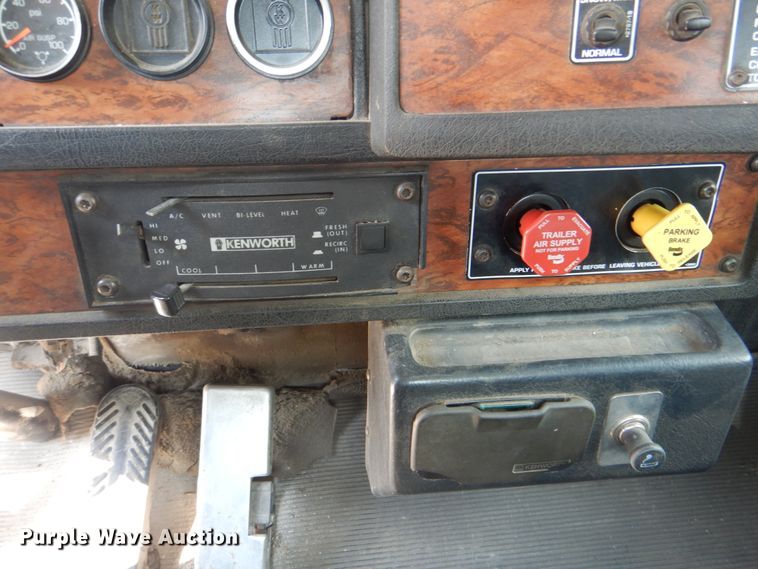 image for item DM3959 1999 Kenworth T800  semi truck