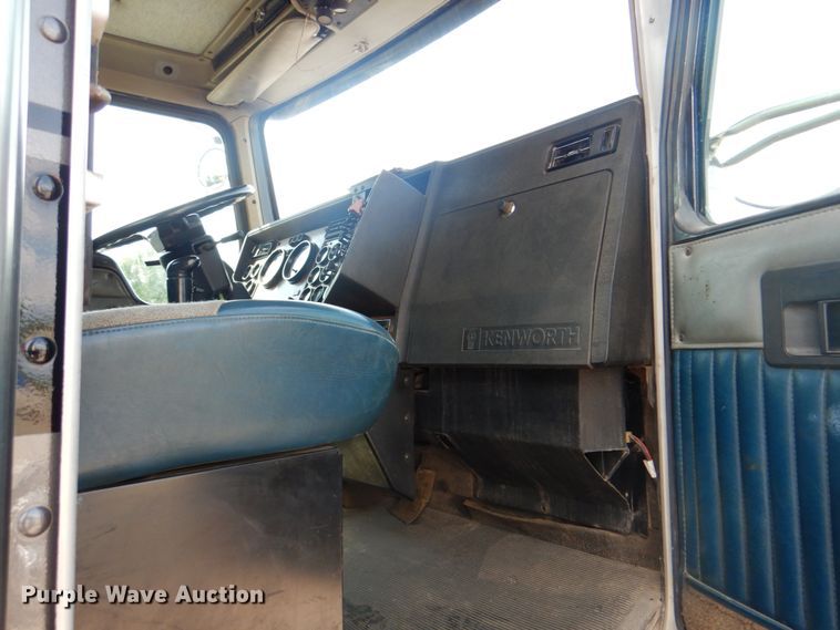 image for item DM3959 1999 Kenworth T800  semi truck