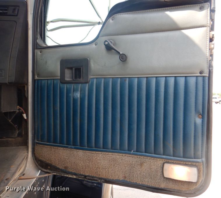 image for item DM3959 1999 Kenworth T800  semi truck