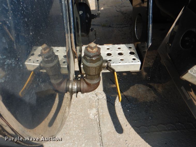 image for item DM3959 1999 Kenworth T800  semi truck