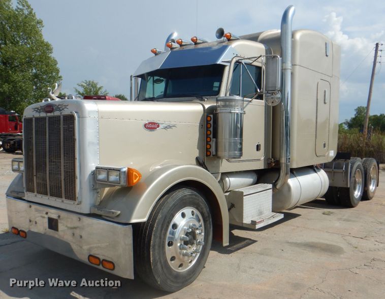 image for item DM3960 2000 Peterbilt 379  semi truck