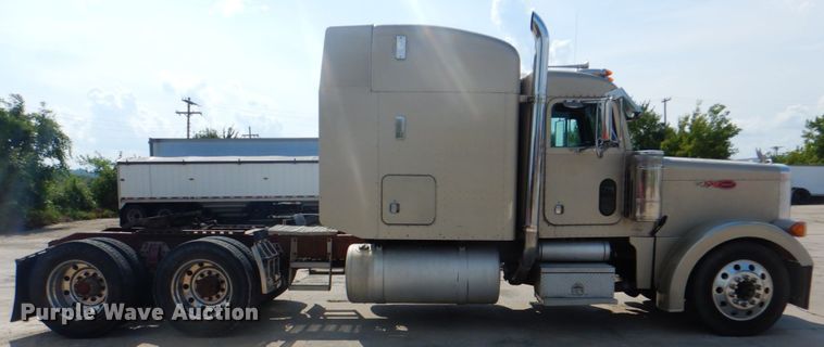image for item DM3960 2000 Peterbilt 379  semi truck