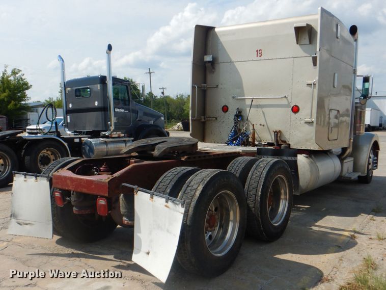 image for item DM3960 2000 Peterbilt 379  semi truck
