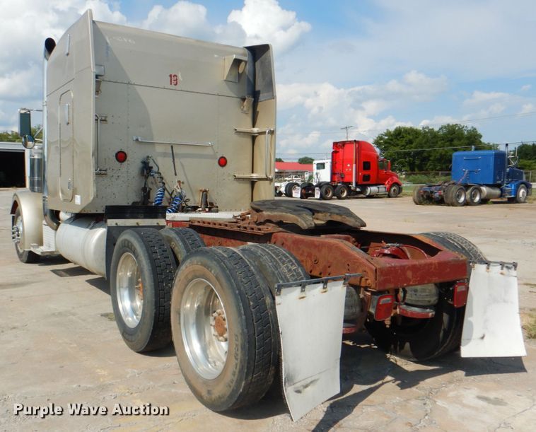 image for item DM3960 2000 Peterbilt 379  semi truck