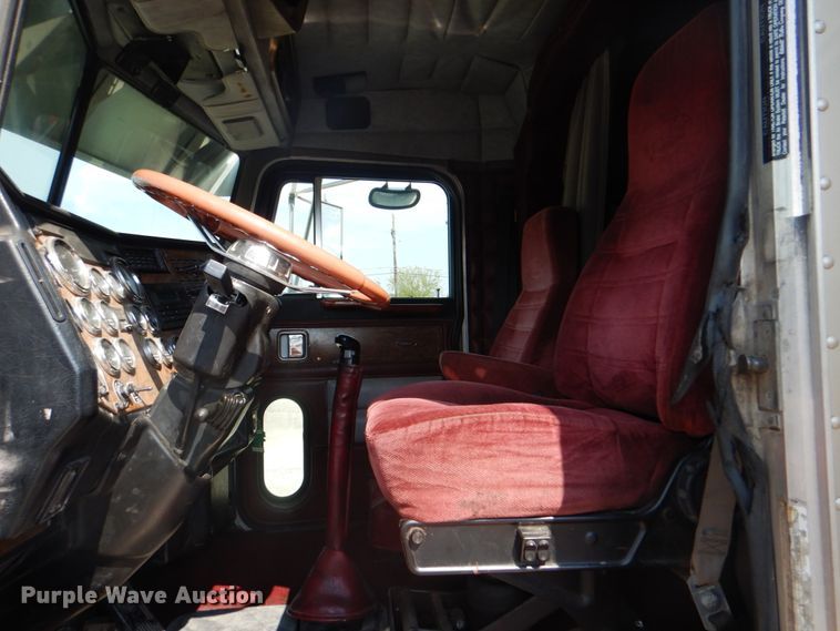 image for item DM3960 2000 Peterbilt 379  semi truck