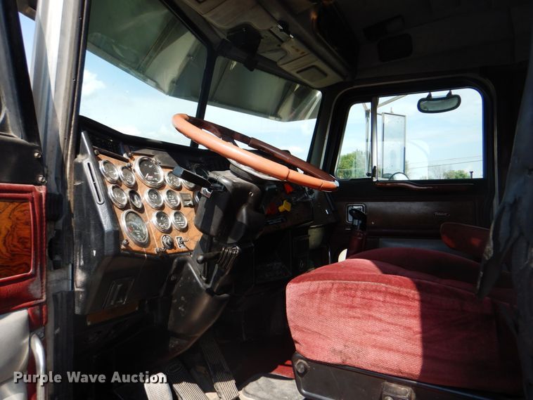 image for item DM3960 2000 Peterbilt 379  semi truck