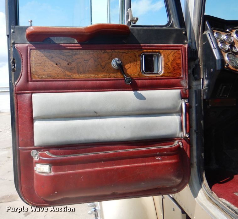 image for item DM3960 2000 Peterbilt 379  semi truck