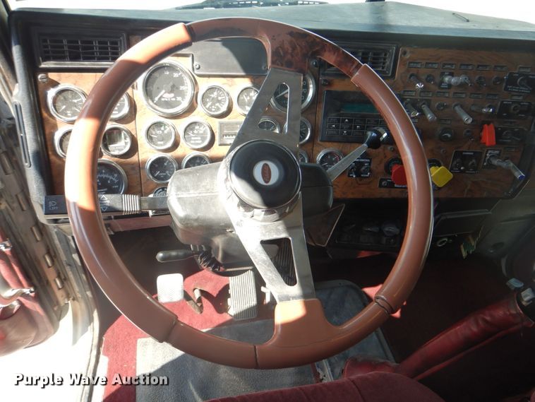 image for item DM3960 2000 Peterbilt 379  semi truck