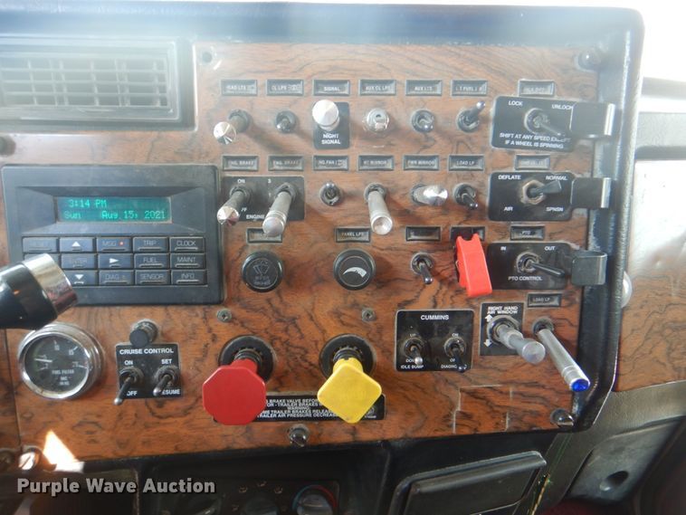 image for item DM3960 2000 Peterbilt 379  semi truck