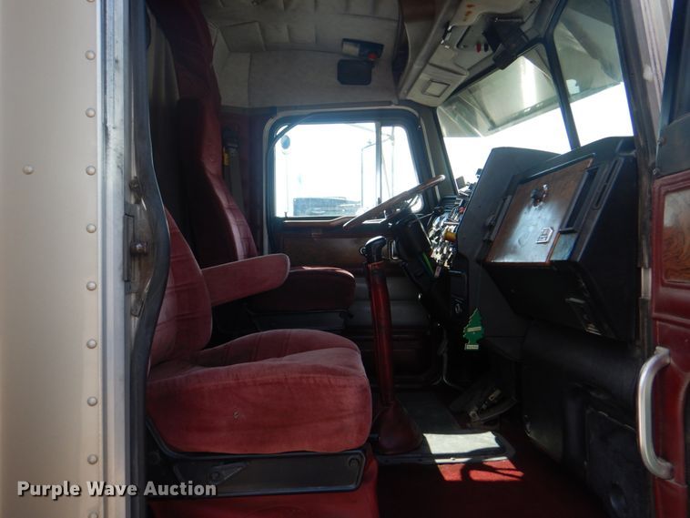 image for item DM3960 2000 Peterbilt 379  semi truck