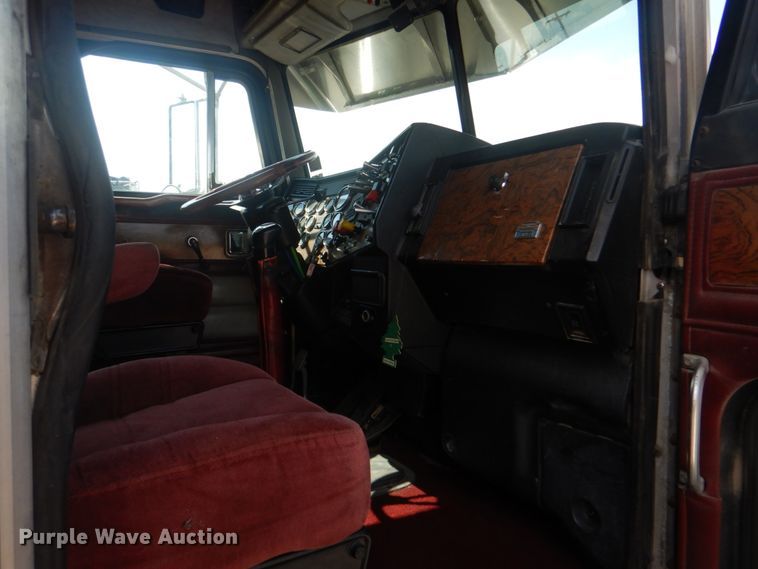 image for item DM3960 2000 Peterbilt 379  semi truck