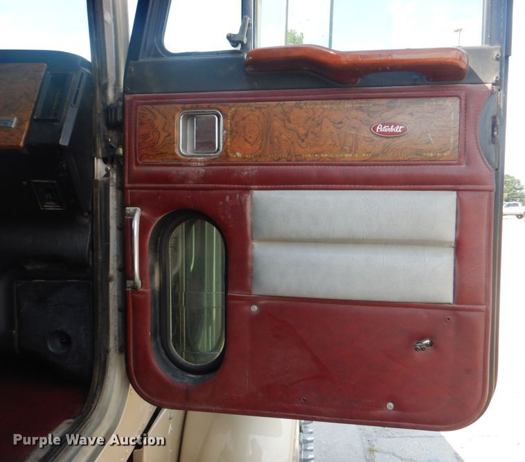 image for item DM3960 2000 Peterbilt 379  semi truck