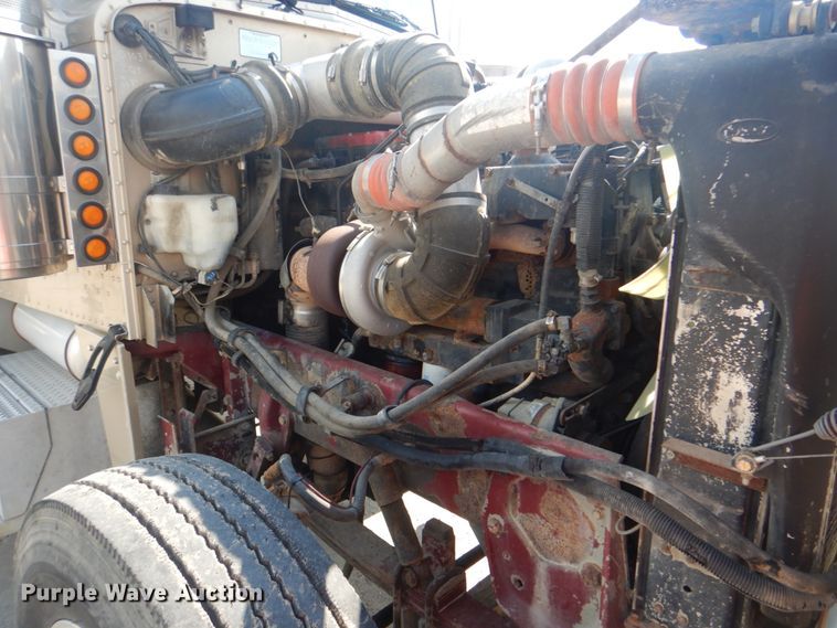 image for item DM3960 2000 Peterbilt 379  semi truck