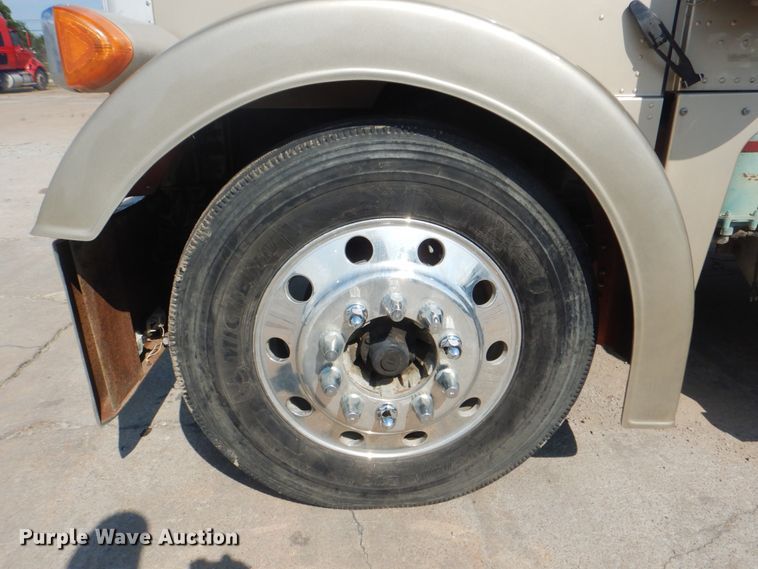 image for item DM3960 2000 Peterbilt 379  semi truck