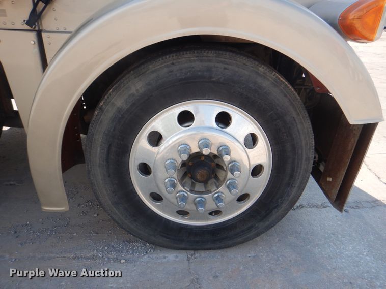 image for item DM3960 2000 Peterbilt 379  semi truck