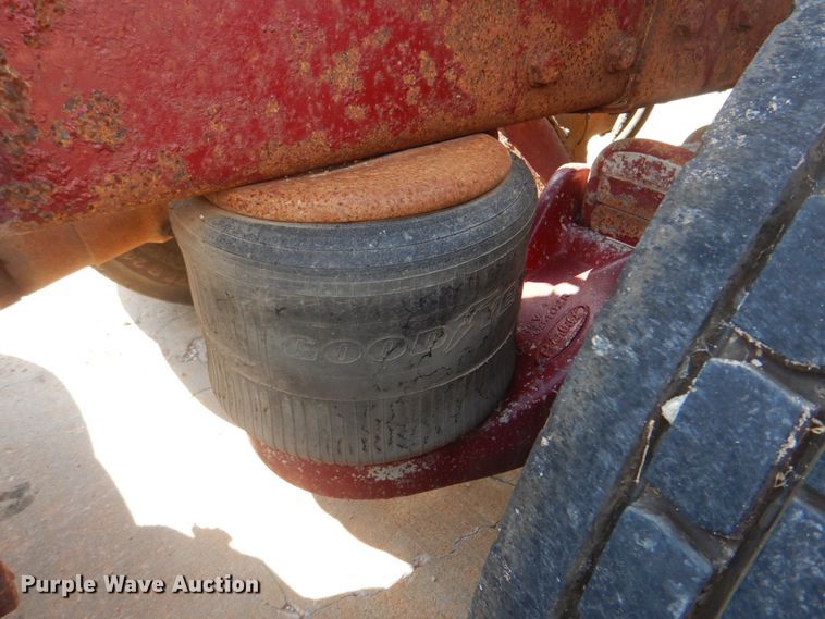 image for item DM3960 2000 Peterbilt 379  semi truck