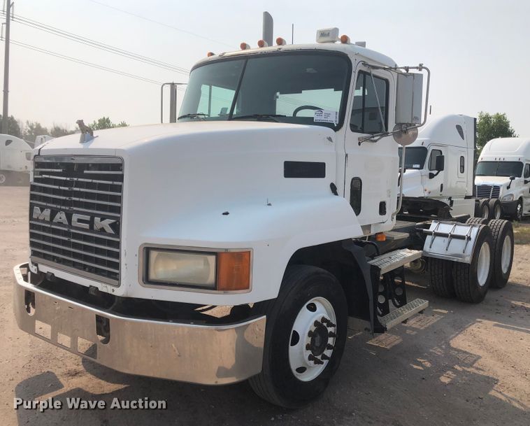image for item DN1998 2001 Mack CH613  semi truck