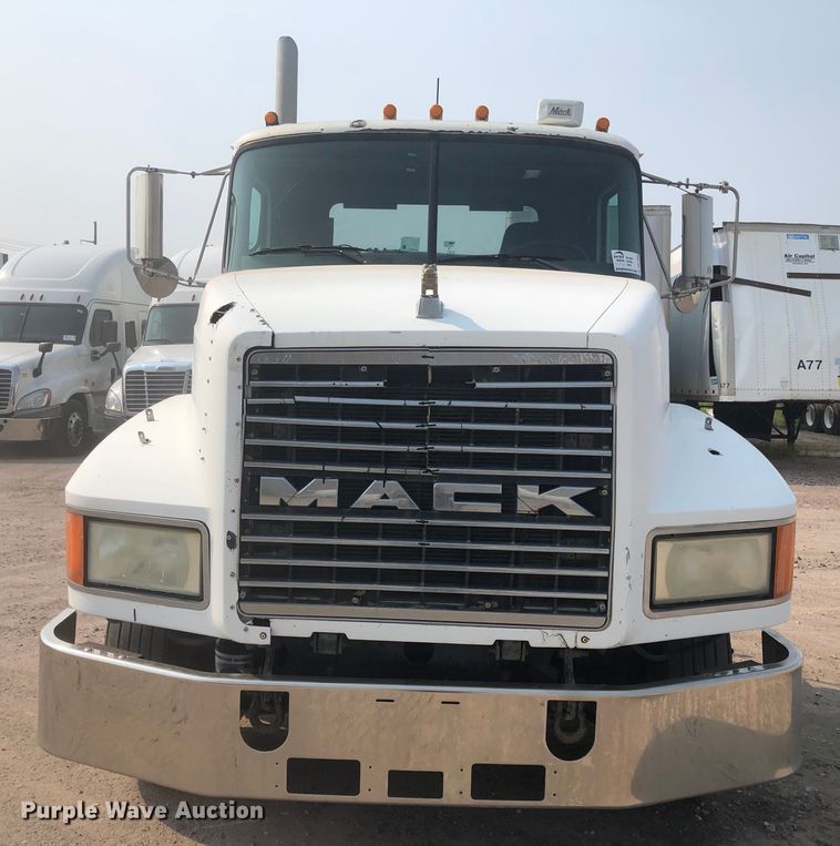 image for item DN1998 2001 Mack CH613  semi truck