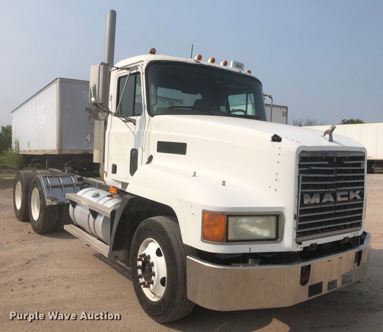 image for item DN1998 2001 Mack CH613  semi truck