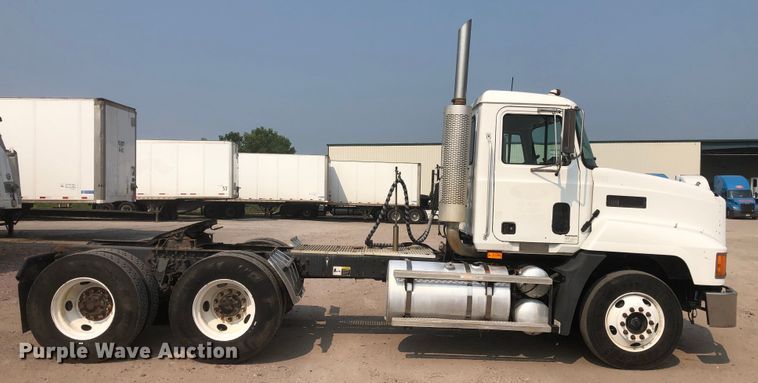 image for item DN1998 2001 Mack CH613  semi truck