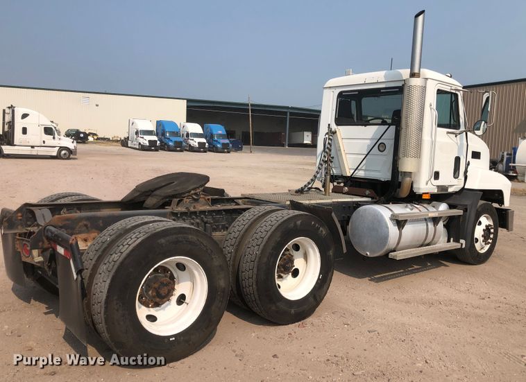 image for item DN1998 2001 Mack CH613  semi truck