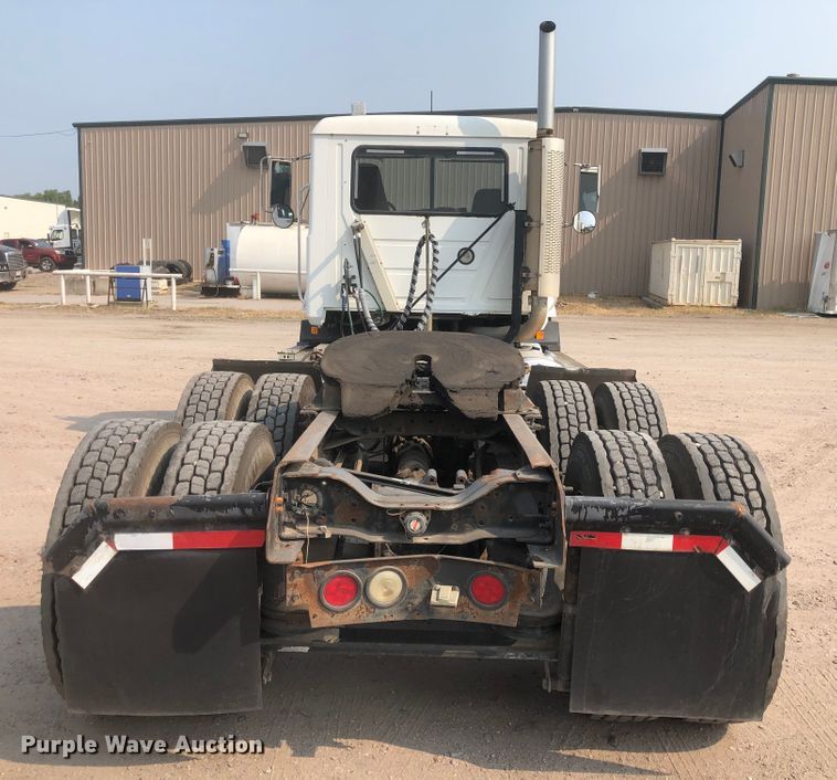 image for item DN1998 2001 Mack CH613  semi truck