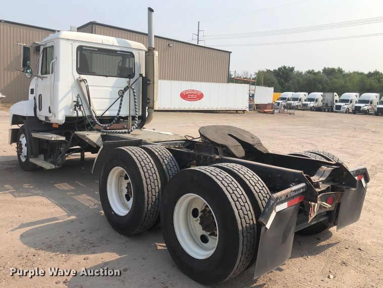 image for item DN1998 2001 Mack CH613  semi truck