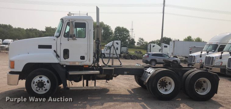 image for item DN1998 2001 Mack CH613  semi truck