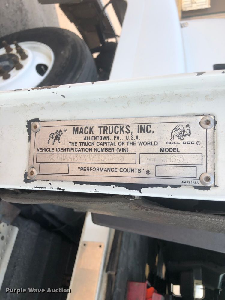 image for item DN1998 2001 Mack CH613  semi truck