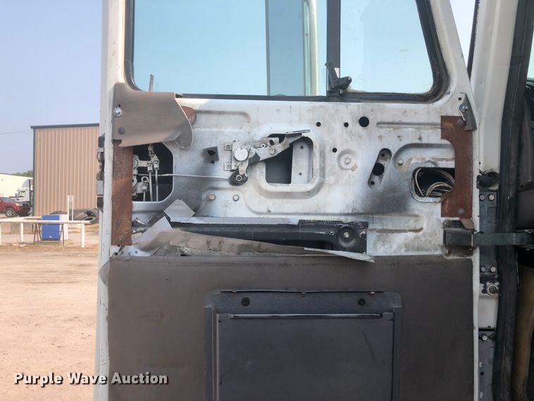 image for item DN1998 2001 Mack CH613  semi truck