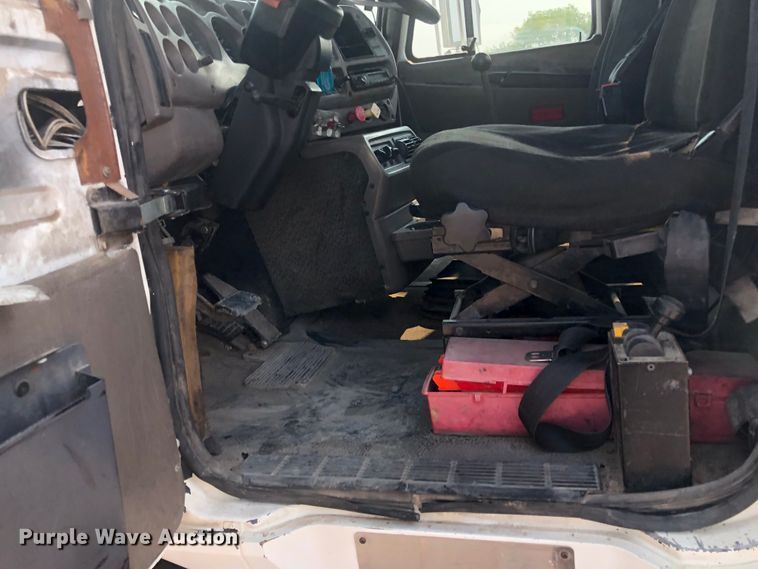 image for item DN1998 2001 Mack CH613  semi truck