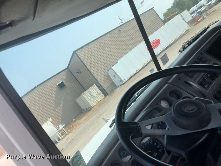 image for item DN1998 2001 Mack CH613  semi truck