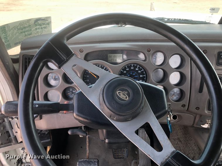 image for item DN1998 2001 Mack CH613  semi truck