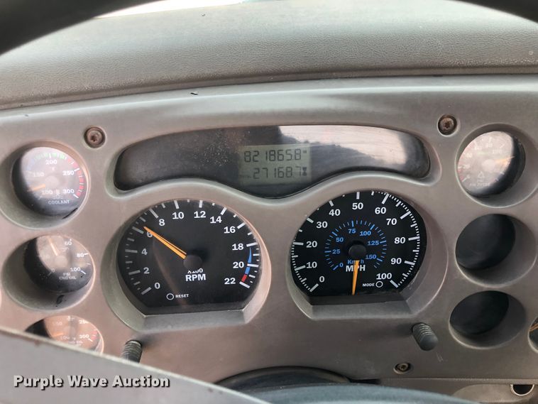 image for item DN1998 2001 Mack CH613  semi truck