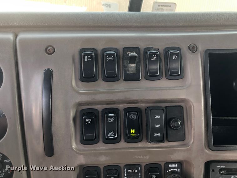 image for item DN1998 2001 Mack CH613  semi truck