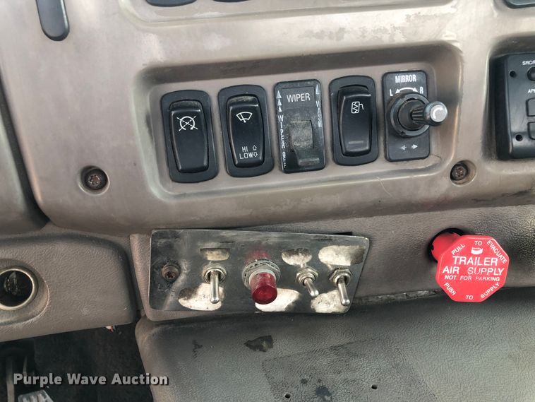 image for item DN1998 2001 Mack CH613  semi truck